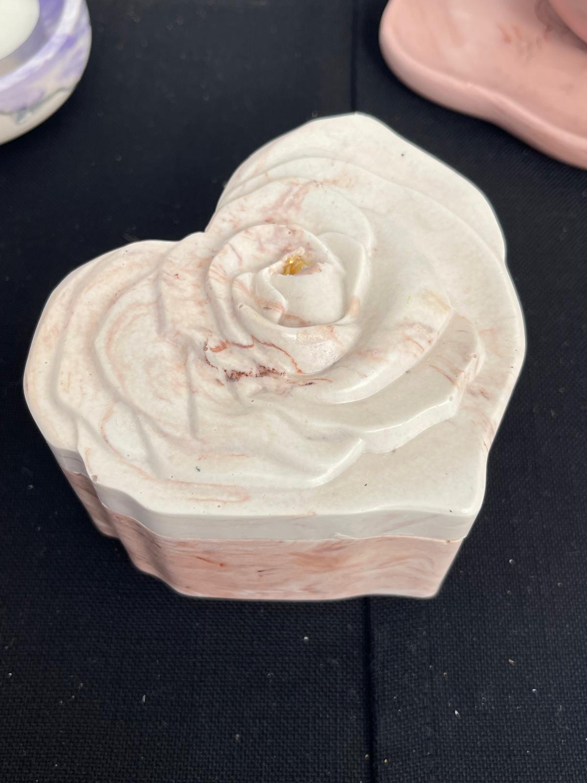 Caixa decorativa com tampa em jesmonite em forma de rosa - cor de rosa