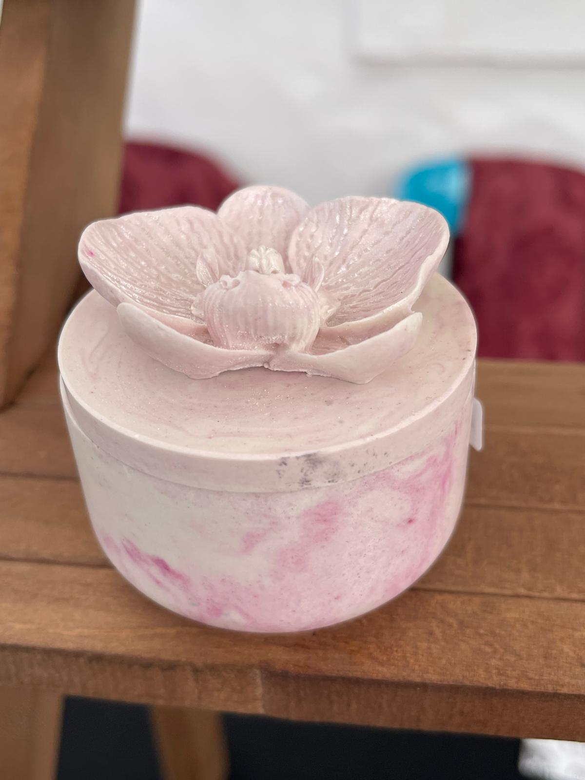 Caixa decorativa com tampa em jesmonite com flor de orquídea - rosa