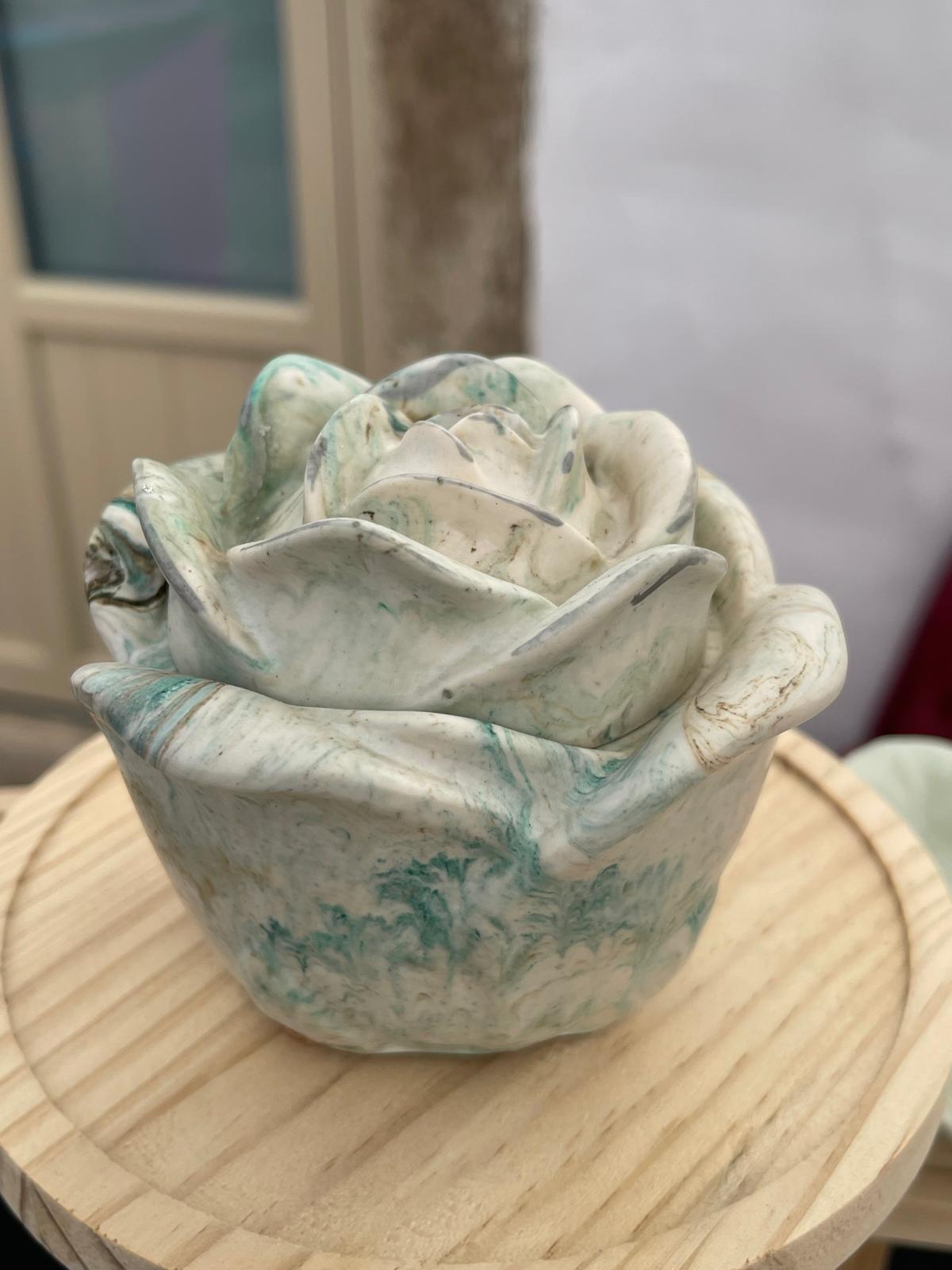 Caixa decorativa com tampa em jesmonite em forma de rosa - verde