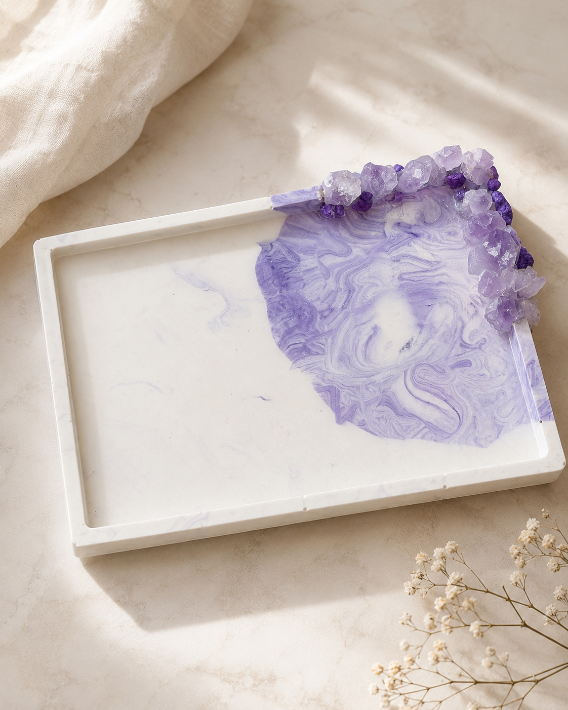 Bandeja decorativa retangular com cristais violeta