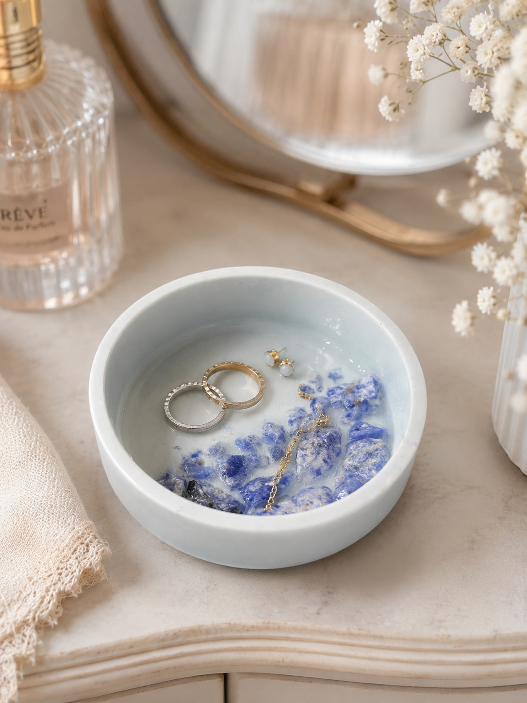 Taça decorativa azul com cristais em relevo