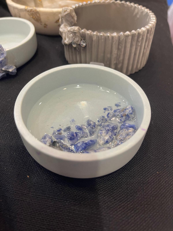 Taça decorativa azul com cristais em relevo - Image 3